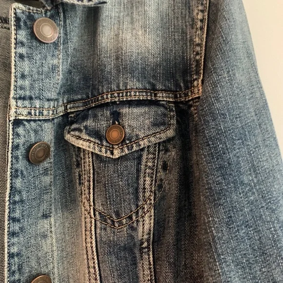 Medium wash denim jacket - Picture 3 of 4